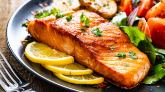 Tallrik med laxmåltid.