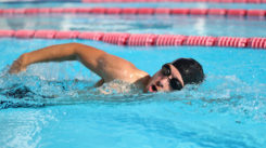 Man som simmar frisim.