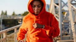 Kvinna i orange tröja springer.