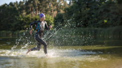 Kvinna springer i vatten.